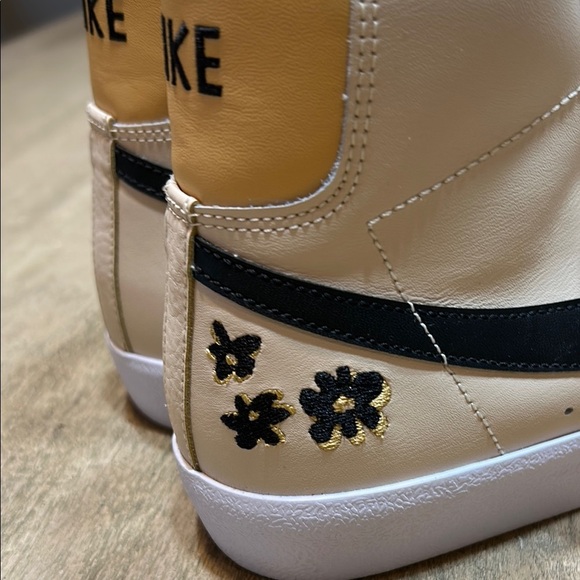 Nike Blazer mid 77, Cream and Black High-Top Athletic Shoes - Picture 4 of 6